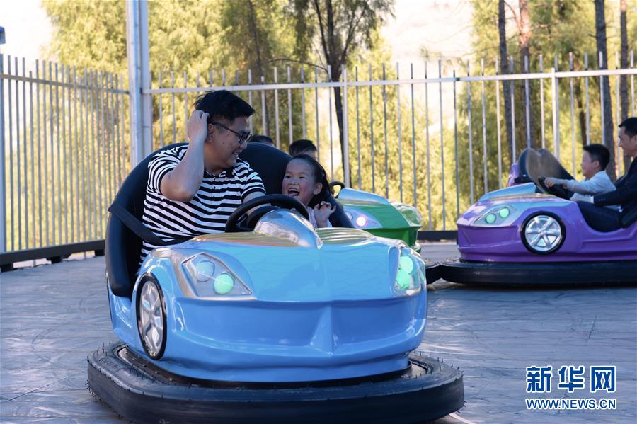 （決戰(zhàn)決勝脫貧攻堅(jiān)&middot;圖文互動）（3）理發(fā)師&ldquo;修剪&rdquo;鄉(xiāng)村游一團(tuán)亂麻