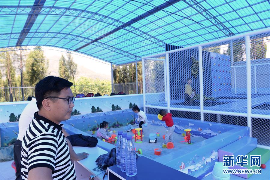 （決戰(zhàn)決勝脫貧攻堅(jiān)&middot;圖文互動）（4）理發(fā)師&ldquo;修剪&rdquo;鄉(xiāng)村游一團(tuán)亂麻