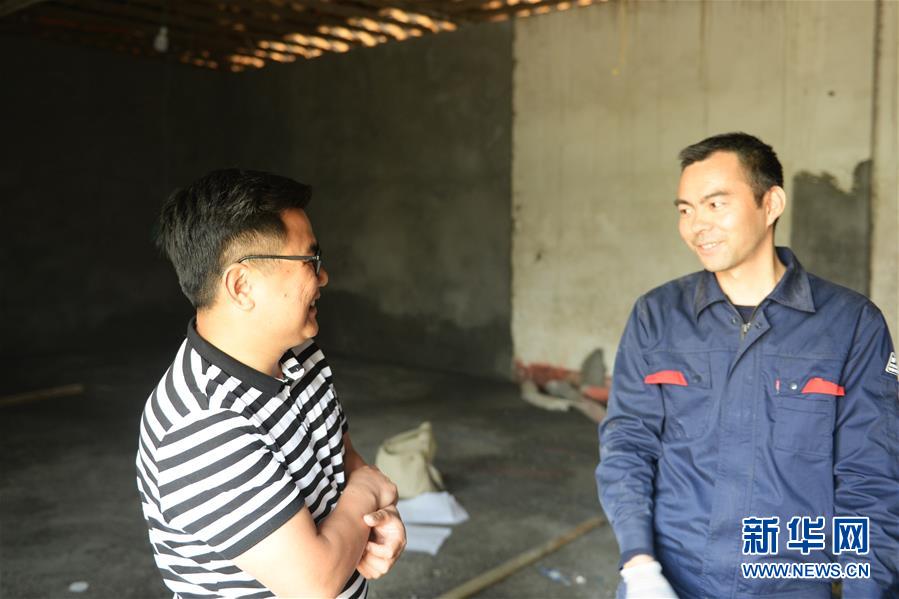 （決戰(zhàn)決勝脫貧攻堅(jiān)&middot;圖文互動）（5）理發(fā)師&ldquo;修剪&rdquo;鄉(xiāng)村游一團(tuán)亂麻