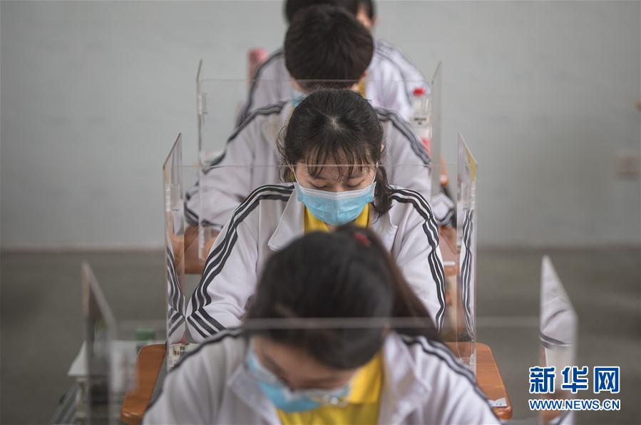 (聚焦疫情防控)(3) 武漢高三復學:透明隔板阻飛沫