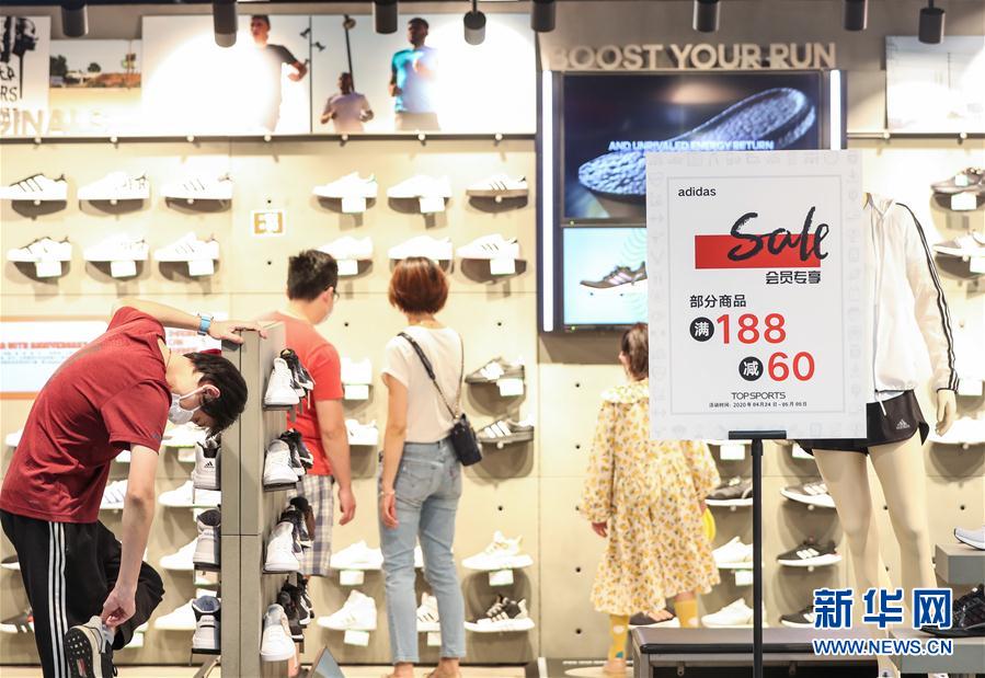 （新華全媒頭條&middot;圖文互動(dòng)）（7）人氣回暖 消費(fèi)復(fù)蘇 健康出行&mdash;&mdash;加長(zhǎng)版&ldquo;五一&rdquo;假期觀察 