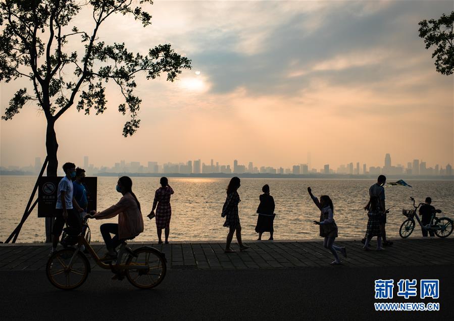 （在習(xí)近平新時(shí)代中國特色社會(huì)主義思想指引下&mdash;&mdash;新時(shí)代新作為新篇章&middot;習(xí)近平總書記關(guān)切事&middot;圖文互動(dòng)）（10）疫情防控不減壓　復(fù)工復(fù)產(chǎn)正加速&mdash;&mdash;武漢&ldquo;解封&rdquo;滿月觀察