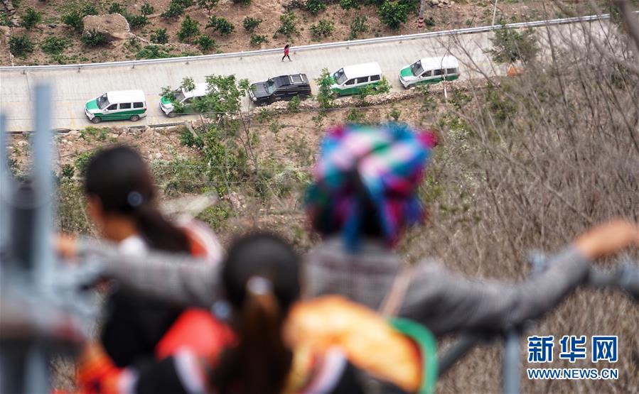 （熱點鮮報&middot;圖文互動）（5）出懸崖記&mdash;&mdash;四川涼山&ldquo;懸崖村&rdquo;貧困群眾走下&ldquo;天梯&rdquo;搬新居