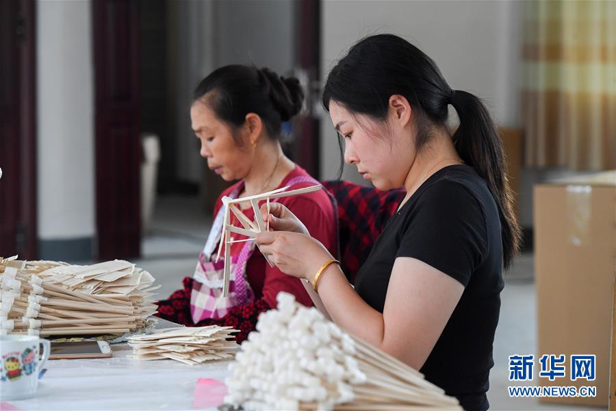 (決戰(zhàn)決勝脫貧攻堅(jiān)·圖文互動(dòng))(4)老手藝撐起“脫貧傘”