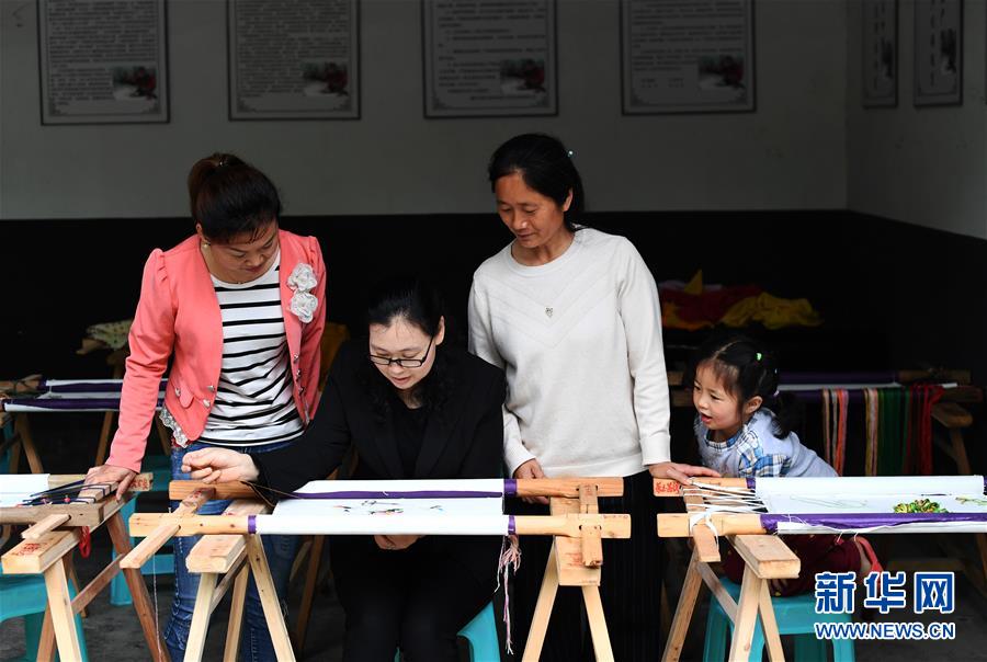 （兩會(huì)人物&middot;圖文互動(dòng)）（1）帶娃、賺錢兩不誤&mdash;&mdash;一位農(nóng)民工代表眼中的脫貧新工作