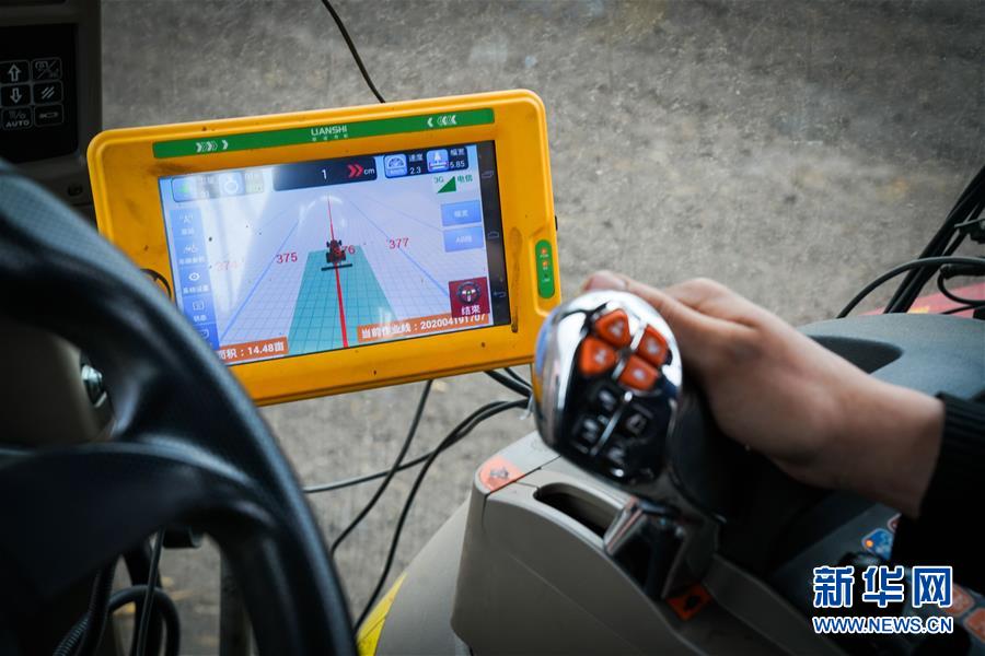 (在習近平新時代中國特色社會主義思想指引下——新時代新作為新篇章·習近平總書記關切事·圖文互動)(3)讓農民挑上“金扁擔”——農業現代化的生動實踐掃描