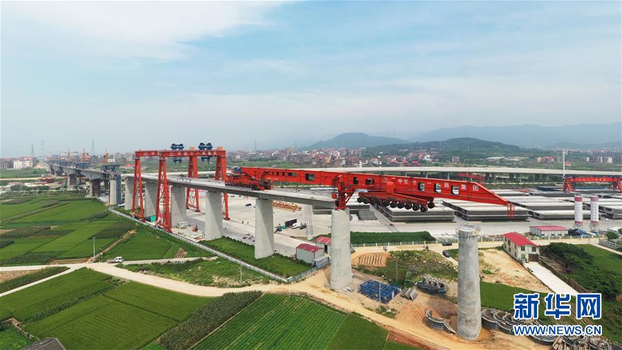 （圖文互動(dòng)）（2）我國首臺1000噸級高鐵箱梁運(yùn)架一體機(jī)投入使用
