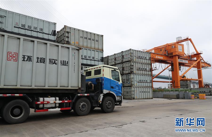 （新華全媒頭條&middot;圖文互動(dòng)）（1）演繹新時(shí)尚 答好治理卷&mdash;&mdash;上海實(shí)施垃圾分類(lèi)效果追蹤