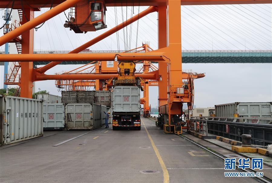 （新華全媒頭條&middot;圖文互動(dòng)）（11）演繹新時(shí)尚 答好治理卷&mdash;&mdash;上海實(shí)施垃圾分類(lèi)效果追蹤