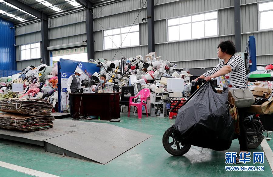 （新華全媒頭條&middot;圖文互動(dòng)）（9）演繹新時(shí)尚 答好治理卷&mdash;&mdash;上海實(shí)施垃圾分類(lèi)效果追蹤