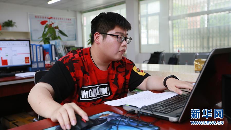 (新華全媒頭條·圖文互動(dòng))(3)青春,在希望的田野上——大別山區(qū)尋訪“城歸”大學(xué)畢業(yè)生