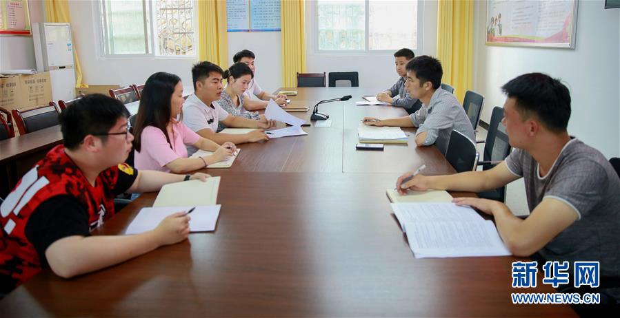 (新華全媒頭條·圖文互動(dòng))(4)青春,在希望的田野上——大別山區(qū)尋訪“城歸”大學(xué)畢業(yè)生