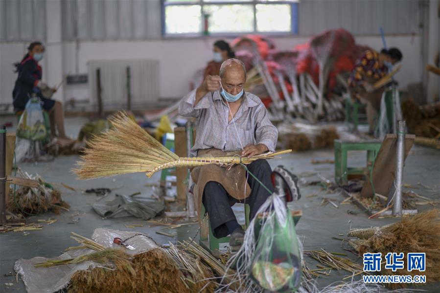 （決戰決勝脫貧攻堅&middot;圖文互動）（3）&ldquo;掃&rdquo;出脫貧路：南疆深貧村巧變&ldquo;創業村&rdquo;