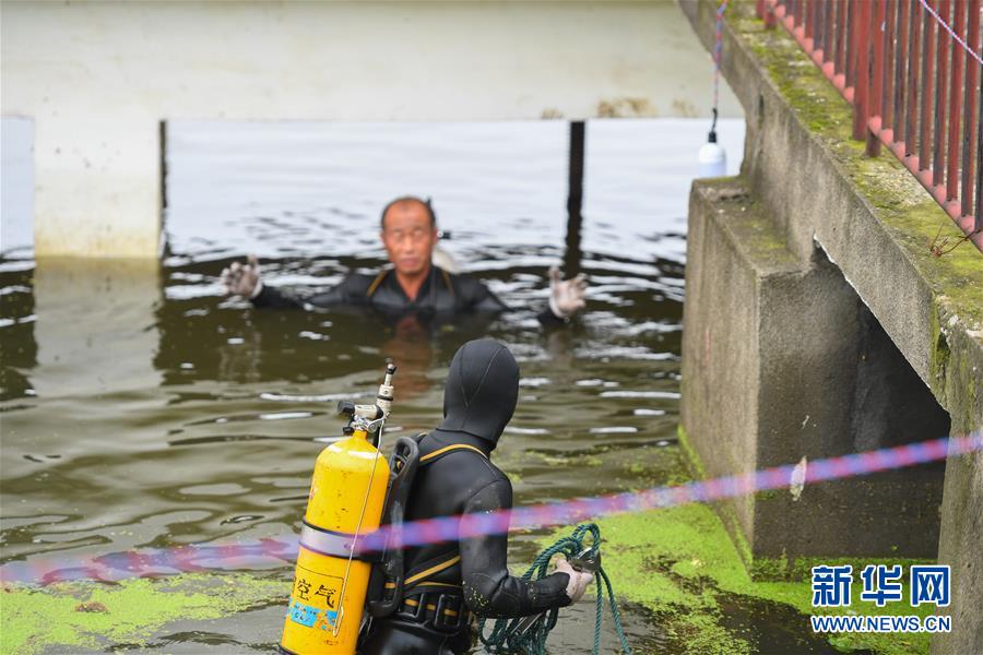 （防汛抗洪&middot;圖文互動）（6）洞庭&ldquo;蛙人&rdquo;：在水下10米打響家園保衛戰