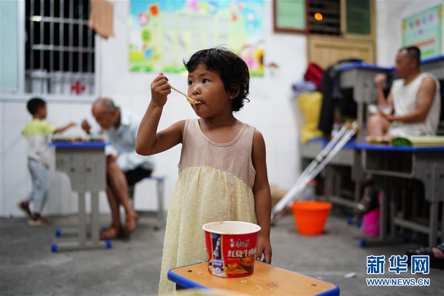 （在習近平新時代中國特色社會主義思想指引下&mdash;&mdash;新時代新作為新篇章&middot;習近平總書記關切事&middot;圖文互動）（1）遮風雨 送安穩&mdash;&mdash;受災群眾轉移安置中的暖心故事