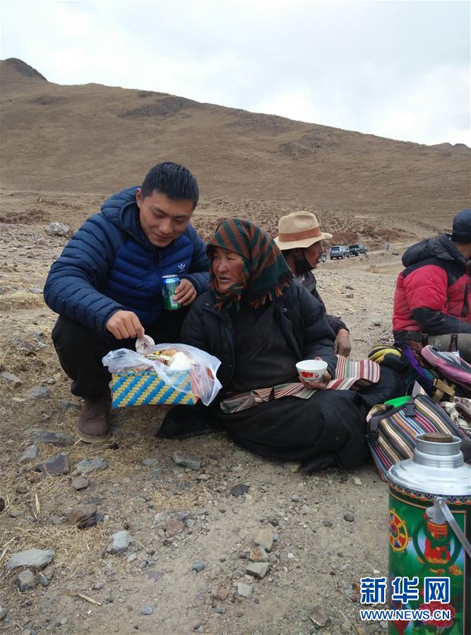 （在習(xí)近平新時代中國特色社會主義思想指引下&mdash;&mdash;新時代新作為新篇章&middot;習(xí)近平總書記關(guān)切事&middot;圖文互動）（3）青春做伴，西部放歌&mdash;&mdash;走近扎根西部建設(shè)邊疆的大學(xué)生們