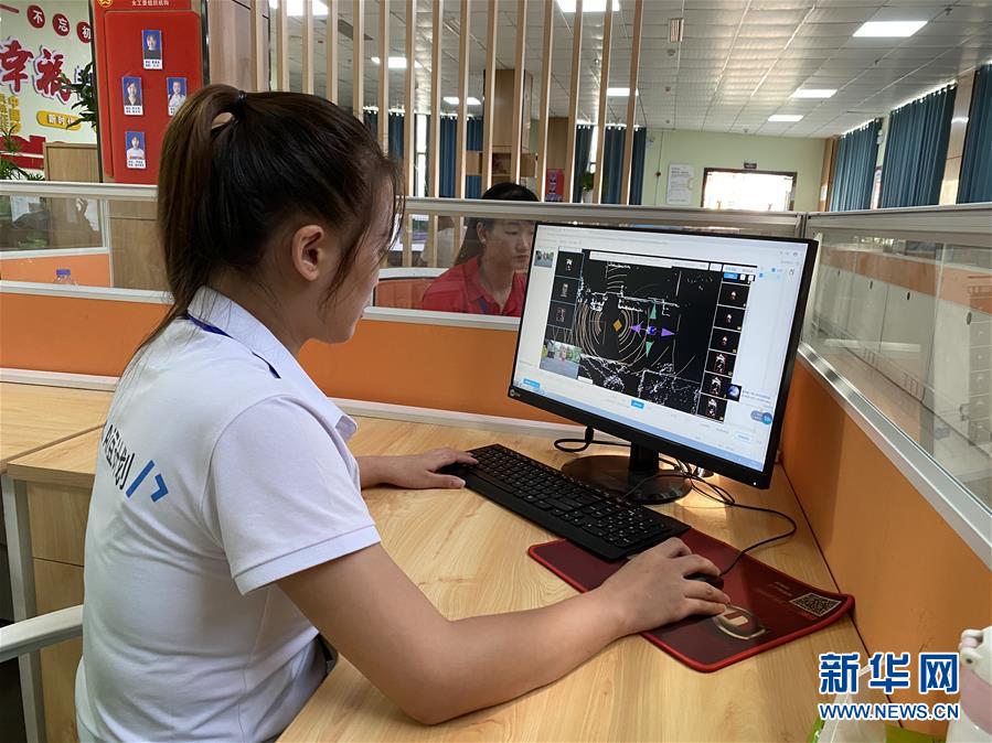 （落實&ldquo;六穩&rdquo;&ldquo;六保&rdquo;一線見聞&middot;圖文互動）（2）易地搬遷戶有了新身份&mdash;&mdash;貴州萬山扶貧安置點巧打&ldquo;就業牌&rdquo;