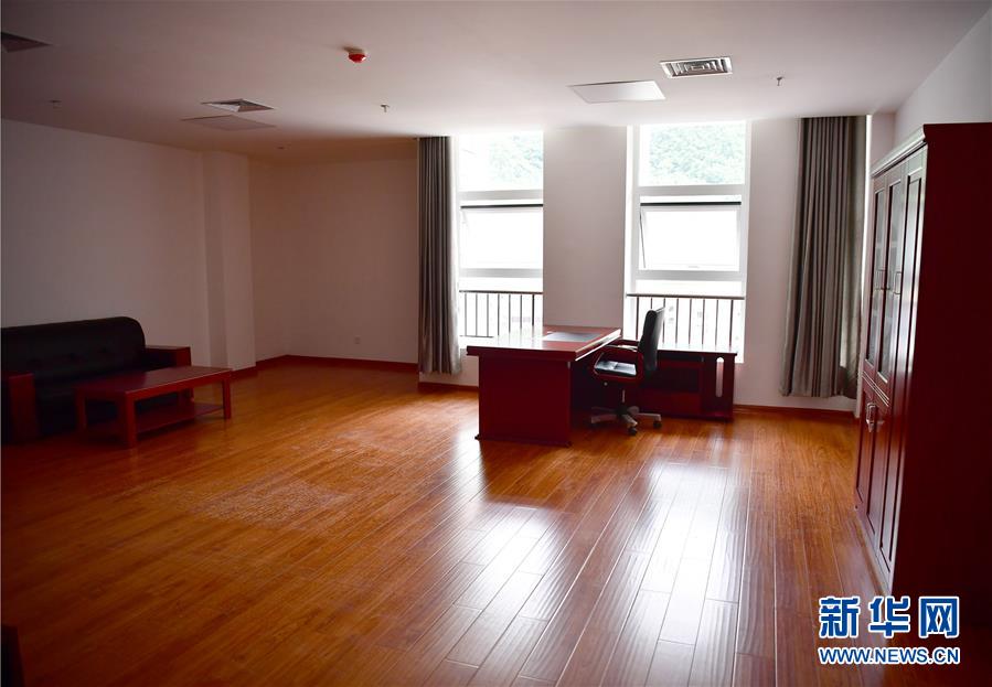 （新華視點&middot;圖文互動）（6）學校建漂亮點本無錯，為何這所&ldquo;豪華中學&rdquo;讓人困惑？