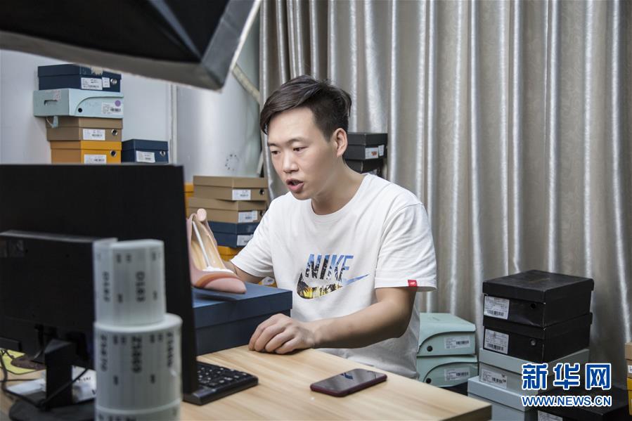 （總書記推動的改革身邊事&middot;就業創業改革篇&middot;圖文互動）（1）特寫：&ldquo;網絡主播背后是轟鳴的工廠&rdquo;&mdash;&mdash;聆聽經濟復蘇的新訊號