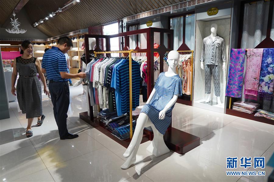 （走向我們的小康生活&middot;圖文互動）（2）綠了青山，紅了日子&mdash;&mdash;秦巴山區群眾繪出小康&ldquo;調色板&rdquo;