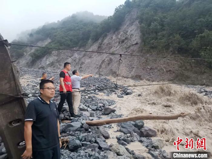 工作人員正在查勘泥石流災情?！ソ?攝