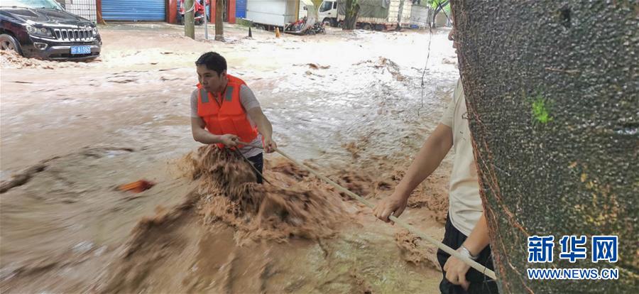 （在習近平新時代中國特色社會主義思想指引下&mdash;&mdash;新時代新作為新篇章&middot;習近平總書記關切事&middot;圖文互動）（3）洪峰浪尖，鮮紅的黨旗高高飄揚&mdash;&mdash;記防汛抗洪一線的共產黨員