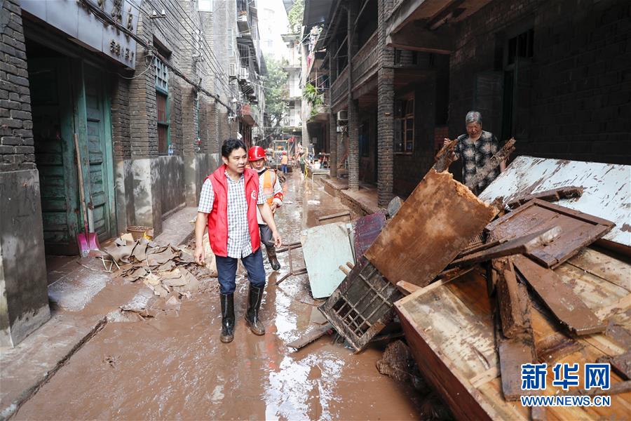 （在習近平新時代中國特色社會主義思想指引下&mdash;&mdash;新時代新作為新篇章&middot;習近平總書記關切事&middot;圖文互動）（4）洪峰浪尖，鮮紅的黨旗高高飄揚&mdash;&mdash;記防汛抗洪一線的共產黨員