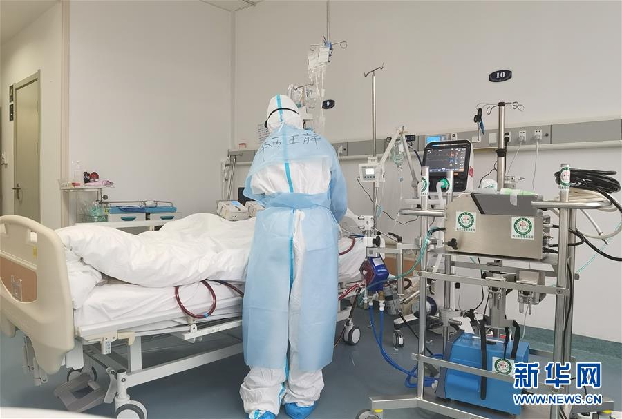 (抗疫一線醫(yī)務(wù)人員英雄群體·圖文互動)(1)“救治危重病人,我們拼盡全力”——記四川大學(xué)華西醫(yī)院援鄂重癥救治醫(yī)療隊(duì)