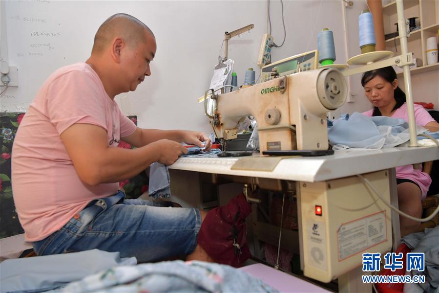 （走向我們的小康生活&middot;圖文互動）（1）&ldquo;一件衣裳&rdquo;，藏著脫貧致富新天地