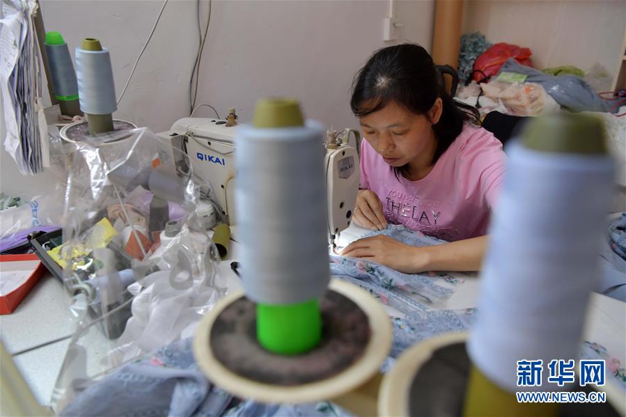 （走向我們的小康生活&middot;圖文互動）（2）&ldquo;一件衣裳&rdquo;，藏著脫貧致富新天地