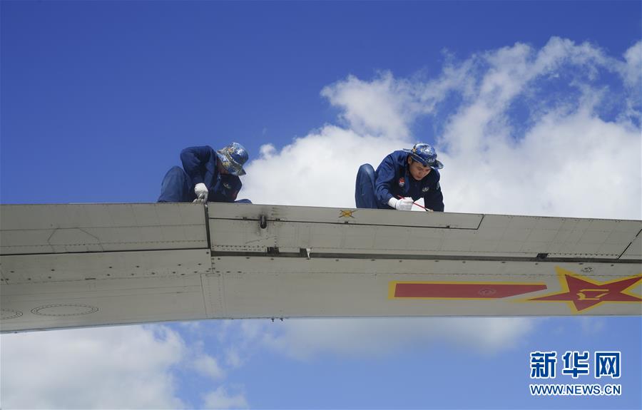 (在習近平強軍思想指引下·我們在戰位報告·圖文互動)(1)偵天探海 狩獵海空——南部戰區海軍航空兵某師加速轉型提升新質戰斗力記事