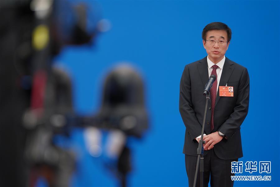 （兩會&middot;政協開幕&middot;XHDW）（2）接受采訪