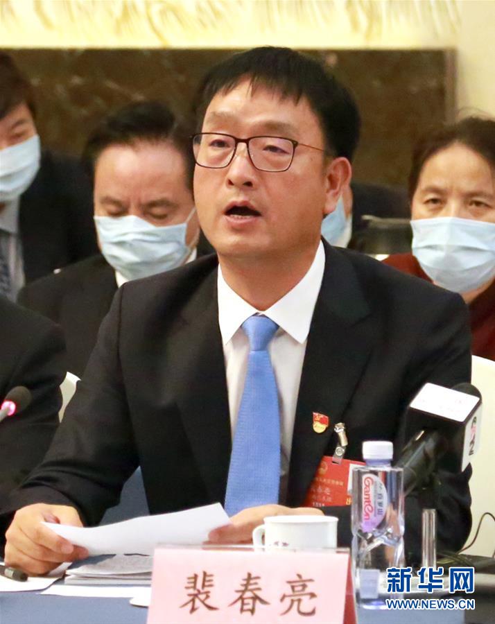 （兩會&middot;熱點畫報）（7）代表委員建言統籌做好經濟社會發展工作