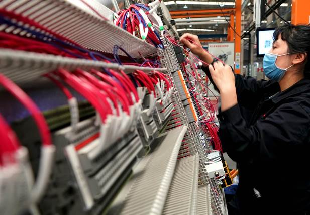 4月21日，在位于河南省許昌市的許繼電氣股份有限公司內，工作人員在生產線上作業。新華社記者李安攝