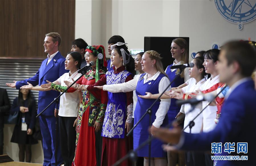 (新華全媒頭條·出訪·圖文互動(dòng))(3)你的目光我的暖——記習(xí)近平主席訪問“海洋”全俄兒童中心