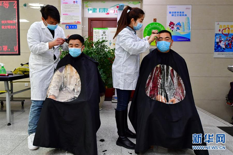 （在習近平新時代中國特色社會主義思想指引下&mdash;&mdash;新時代新作為新篇章&middot;習近平總書記關切事&middot;圖文互動）（3）戰&ldquo;疫&rdquo;中的&ldquo;凡人微光&rdquo;