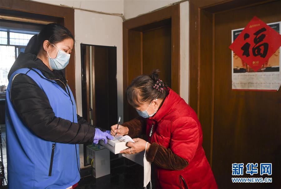 (習近平致敬的戰“疫”英雄·社區工作者篇·圖文互動)(2)他們,堅守一線戰風雨