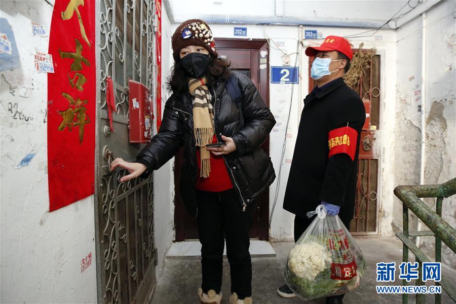 (習近平致敬的戰“疫”英雄·社區工作者篇·圖文互動)(6)他們,堅守一線戰風雨