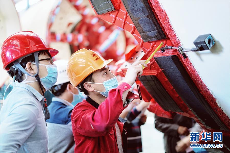 （在習近平新時代中國特色社會主義思想指引下&mdash;&mdash;新時代新作為新篇章&middot;習近平總書記關切事&middot;圖文互動）（1）最有力的支撐，最堅決的攀登&mdash;&mdash;記錄奮戰(zhàn)在復工復產一線的科技工作者