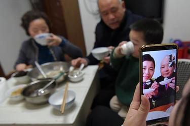 戰(zhàn)&ldquo;疫&rdquo;夫妻一家的隔空?qǐng)F(tuán)聚