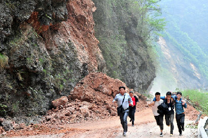 實拍：志愿者冒飛石向災區挺進！