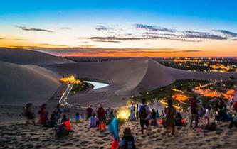 甘肅敦煌秋游&ldquo;人氣爆棚&rdquo;