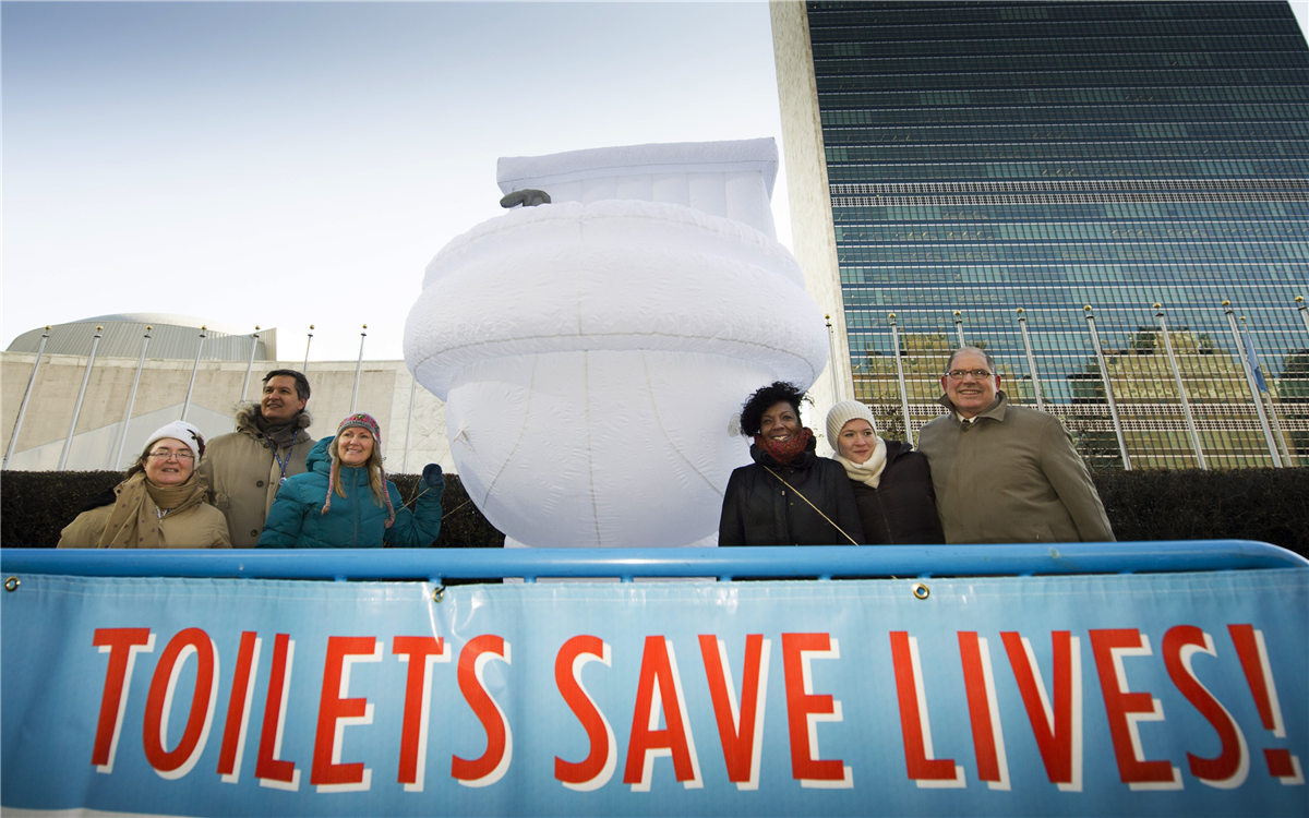 &ldquo;世界廁所日&rdquo;，聯合國總部大樓前的口號條幅