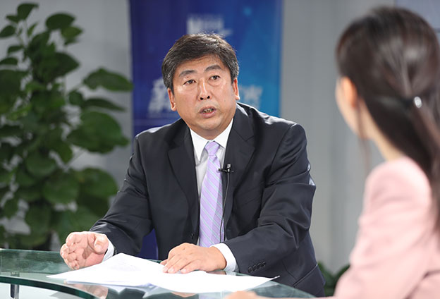 具體落在實(shí)處就是把方向，管大局，保落實(shí)