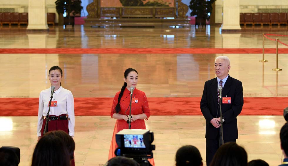 肖笑波、侯艷、徐俊接受采訪