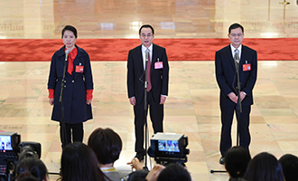 姜妍、康紅普、劉宗富代表接受采訪