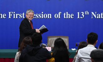 記者會(huì)后,劉永富準(zhǔn)備離開(kāi)