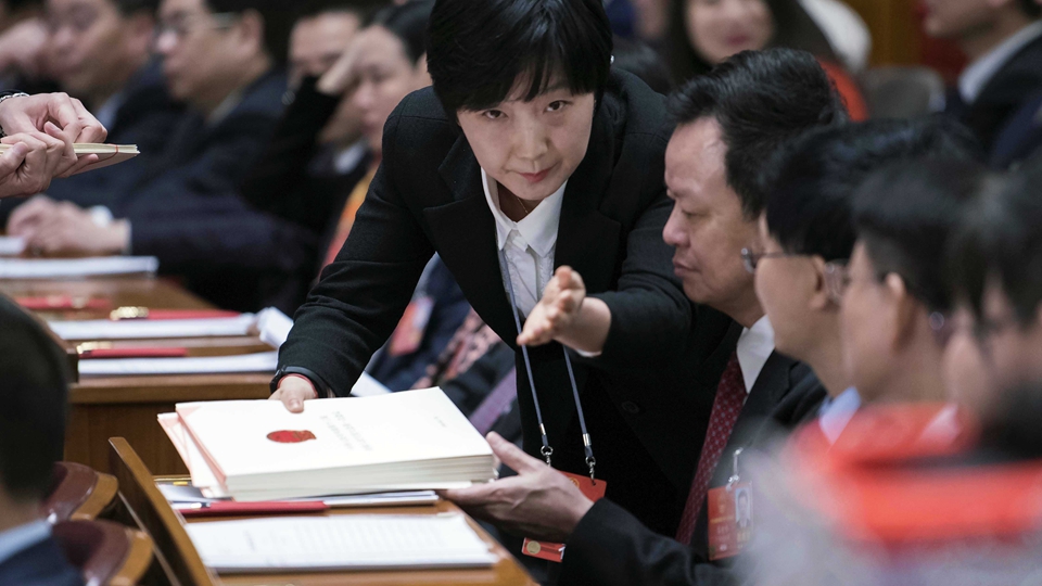 工作人員在發票