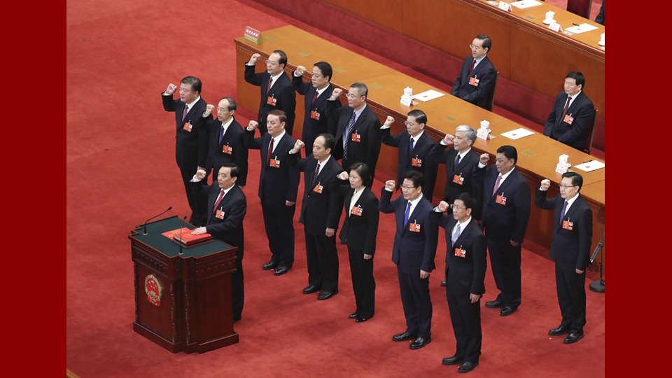 新當(dāng)選的全國人大常委會副委員長、秘書長進(jìn)行憲法宣誓