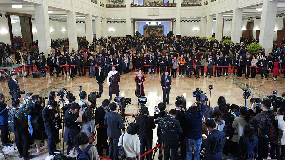 全國政協委員在&ldquo;委員通道&rdquo;接受采訪